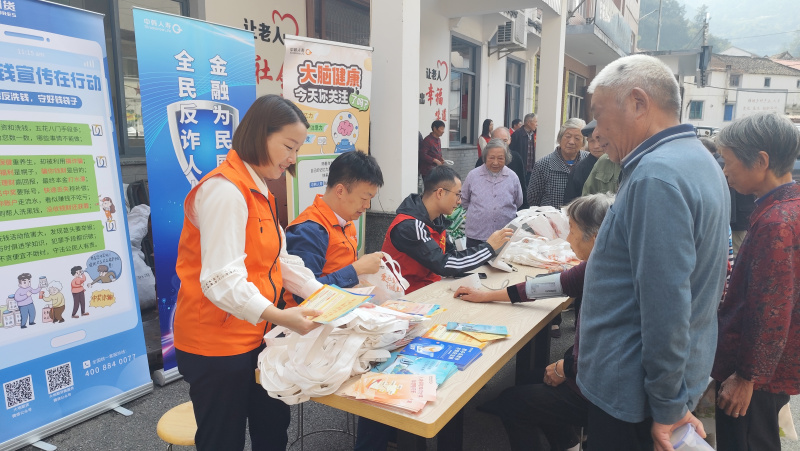 1728981312686664vwWa.jpg 大地期貨聯(lián)合中韓人壽走進(jìn)愛心食堂.jpg