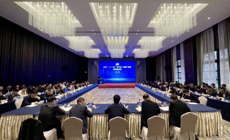 “數(shù)據(jù)跑路”代替“百姓跑腿” 中韓人壽“主動快賠”成果亮相醫(yī)保“一人一檔”“雙平臺一通道” 應(yīng)用現(xiàn)場推進會.jpg